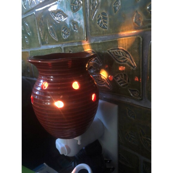Scentsy red cranberry ceramic wall wax warmer - Picture 1 of 6